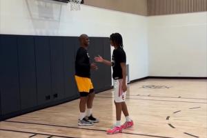 回家?guī)??保羅與兒子一起訓(xùn)練&還玩空接 CP4身穿馬刺訓(xùn)練服