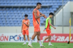 效力越南聯(lián)賽滿5年！外媒：身高1.95米的巴西中衛(wèi)杜飛龍入籍越南