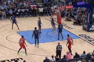 ???這個轉身帥！楊瀚森轉身抹過埃迪雙手暴力灌籃！