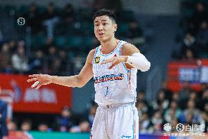 咋不出手呢？高詩巖半場出戰(zhàn)11分鐘 罰球2中2拿到2分2板3助2斷
