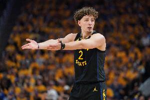 替補(bǔ)好些！波杰姆斯基半場(chǎng)三分5中3拿到9分4板 正負(fù)值+7