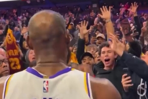 原味收藏！費(fèi)城球迷賽后守候詹姆斯 老詹將毛巾 手環(huán)贈(zèng)予球迷