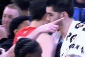 今天在場上糾纏一整晚！楊瀚森賽后和埃迪擁抱致意 兩人合計11犯