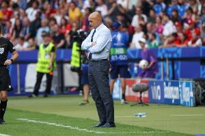 羅體：斯帕萊蒂在那不勒斯主場(chǎng)遭遇噓聲，抵達(dá)機(jī)場(chǎng)和酒店時(shí)也被噓