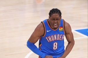 太輕松了！場下切特&杰倫威&杰林威開心暢聊 球隊領(lǐng)先40分