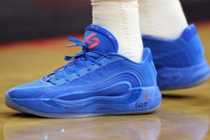 為女兒而戰(zhàn)！東契奇球鞋上寫(xiě)著女兒名字Gabriela與Olivia的縮寫(xiě)