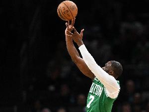 內(nèi)外開花！杰倫·布朗半場10中6拿到17分 正負值+22