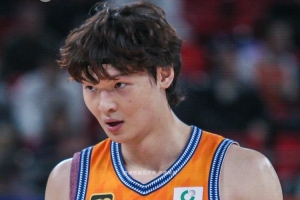 王哲林：主動(dòng)適應(yīng)外援的球路 慢慢尋找和他們配合的感覺