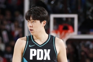 青島媒體：楊瀚森的確沒有達到NBA先發(fā)中鋒水平 但其進步有目共睹