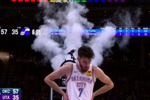 來點兒氣氛！切特快攻輕扣 籃筐上的煙霧機啟動致比賽暫停