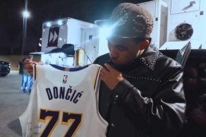 麥凱恩昨天得到東契奇的簽名球衣 他的朋友打趣要聞一下??