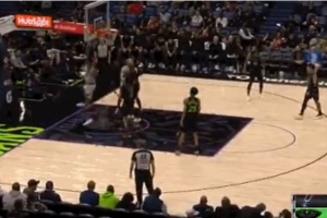 啃老??！巴恩斯上籃助馬刺破得分荒 隨后轉(zhuǎn)身大幅度后仰也有