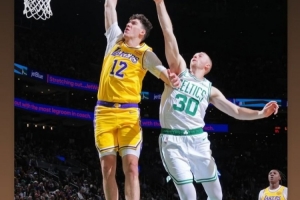 拉拉維亞滑翔單臂劈扣！蒂耶羅調(diào)侃：他跳得最高的一次??