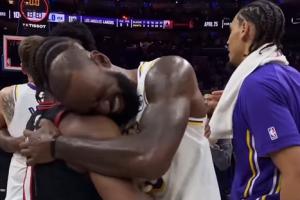 關(guān)系太好了！比賽結(jié)束后詹姆斯依偎到馬克西肩頭&雙方嬉戲打鬧