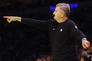 芬奇：很多球隊(duì)接球就發(fā)起進(jìn)攻換防也迅速 我們往往慢半拍