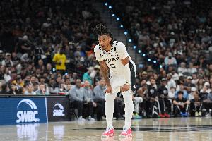 絲滑流暢！卡斯爾突破陀螺轉抹過馬特科維奇 輕松上空籃！