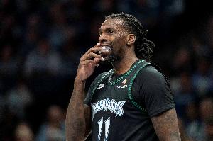 手感冰冷！里德12投2中&三分10中2 得到6分9板1斷