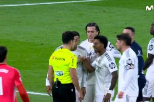 主裁連掏5張牌！羅德里戈怒噴：放尊重點(diǎn)，看看你現(xiàn)在在哪？