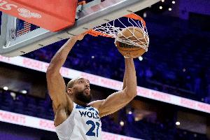 華子：戈貝爾在場(chǎng)時(shí)對(duì)手不敢輕易沖筐 我們無法彌補(bǔ)他的空缺