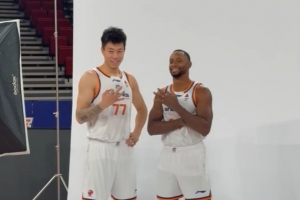 曾聯(lián)手拿到3連冠！張鎮(zhèn)麟和弗格拍攝定妝照時(shí)一起比“三冠”手勢