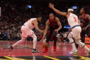 虧大了！巴恩斯突破脫手出界判爭球 尼克斯挑戰(zhàn)失敗改唐斯犯規(guī)