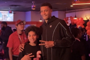 提前慶圣誕！小賈巴里·史密斯邀請(qǐng)50位弱勢(shì)兒童參加保齡球活動(dòng)