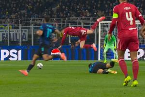 勞塔羅滑鏟鏟飛羅伯遜，裁判出示黃牌