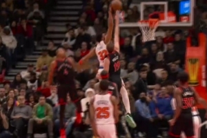 摧枯拉朽！唐斯中路突擊 起飛滑翔力壓珀爾特爾單臂暴力灌筐