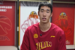 ???今日專訪我虎新秀——與深圳一戰(zhàn)中搶下致勝前場(chǎng)板的楊騰飛