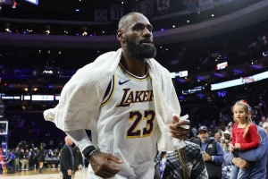 決勝時(shí)刻仍能接管比賽！因開賽慢熱而被看衰的老詹用實(shí)際行動(dòng)打臉