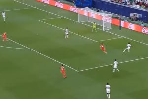 阿拉伯杯驚現(xiàn)逆天攻防??球員巧射自家大門，對手前鋒婉拒大禮