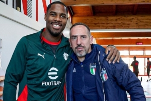 里貝里造訪米蘭訓(xùn)練基地，米蘭官推曬照：歡迎來到米蘭內(nèi)洛！