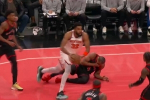 不妙！唐斯擊中斯科蒂·巴恩斯被吹進攻犯規(guī) 個人累計2犯了