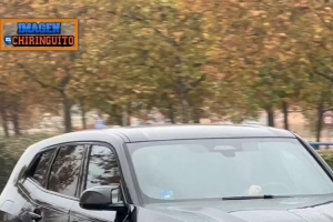 貝林厄姆抵達(dá)皇馬基地時(shí)眉骨處貼著紗布，此前被伊格萊西亞斯肘擊