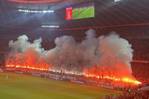 拜仁死忠燃放焰火！德雷森：擔(dān)心比賽會(huì)被打斷，部分球迷將被禁賽