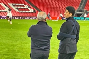 帶傷督戰(zhàn)！巴黎圣日耳曼主席納賽爾手打石膏，觀看球隊(duì)訓(xùn)練