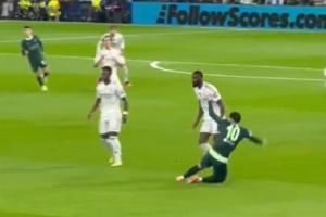 ??呂迪格蠻牛沖撞徑直將謝爾基掀翻，謝爾基：??????？