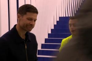 馬卡：阿森西奧被拉拽主裁未判點(diǎn)球，阿隆索中場休息找裁判交流