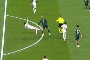 就在主裁眼皮底下！哈蘭德無球狀態(tài)推倒阿森西奧，被吹犯規(guī)