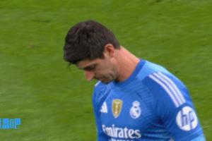 失落…哨響之后貝林叉腰喘氣，羅德里戈癱坐，維尼修斯一直低著頭