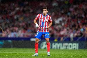 世體：小西蒙尼在馬競vs畢巴的比賽中被對手球迷辱罵“xx養(yǎng)的”