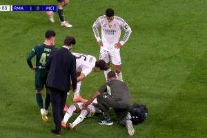 還好無大礙！羅德里戈腳滑痛苦倒地，接受隊醫(yī)治療后繼續(xù)比賽