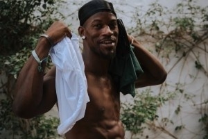 巴特勒清手機內(nèi)存曬照：大秀腹肌 與希爾德合練 還與成龍合影