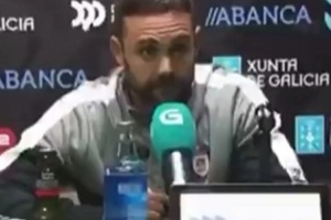 沒忍住！西乙主帥不滿對手新聞官提問，起身一腳踢向坐輪椅的對方