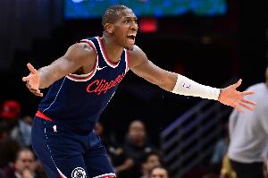 外線沒譜！克里斯·鄧恩頻頻被放空 三分7中3拿到9分6助有3失誤