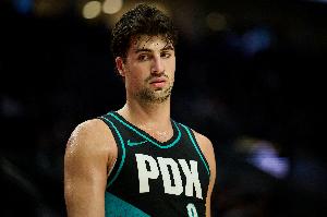 效率不高！阿夫迪亞15中5拿到16分7板6助1斷2帽