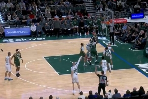 你是什么選手？射手豪澤接連三分機(jī)會(huì)不中 最后空籃也上不進(jìn)！