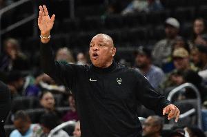 咱老里也大逆轉(zhuǎn)！雄鹿下半場(chǎng)56-34凈勝22分 最多落后14分