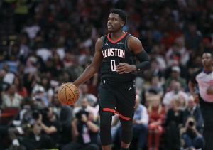 三分個(gè)個(gè)殺人！阿隆·霍勒迪三分7中4得13分 最后造小卡進(jìn)攻犯規(guī)