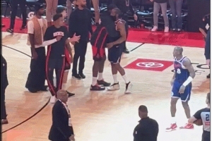 哈登賽后和火箭球員擁抱 和前隊友卡佩拉抱的時間最久